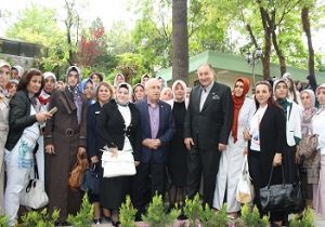 AK Kadınlar  Çiçek'i ziyaret etti